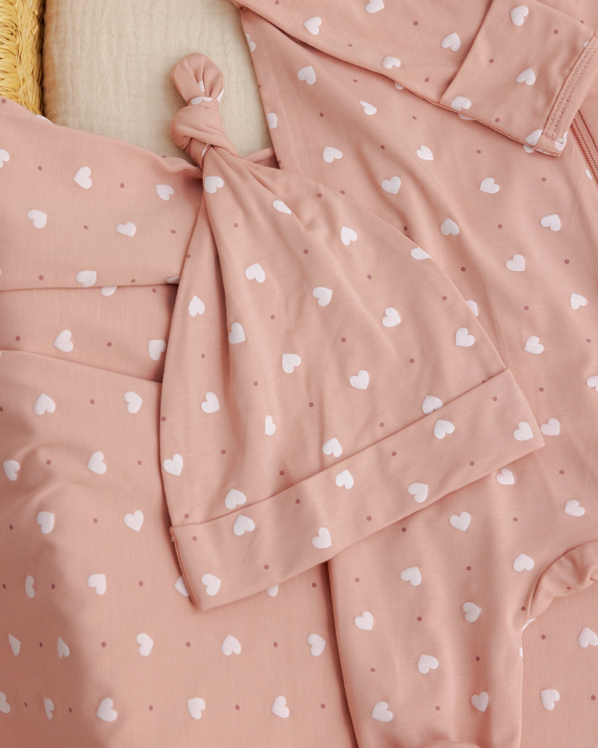 Bamboo Swaddle + Knotted Hat Pink Hearts